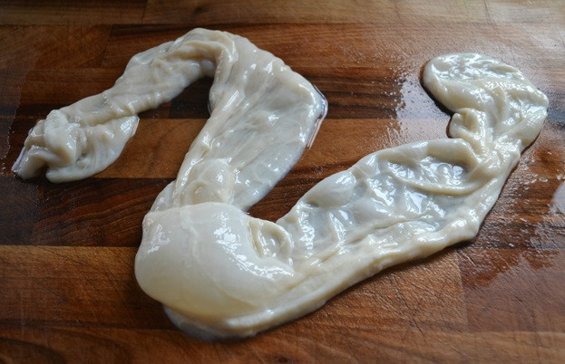 Người ta có thể cho thêm mỡ cừu để tăng độ ngậy. Tất cả sau khi trộn đều sẽ nhồi vào dạ dày cừu và buộc thật chặt.