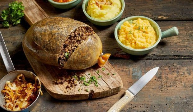 Người ta thường ăn cùng khoai tây nghiền, để tạo nên món ăn đậm hương vị Scotland.