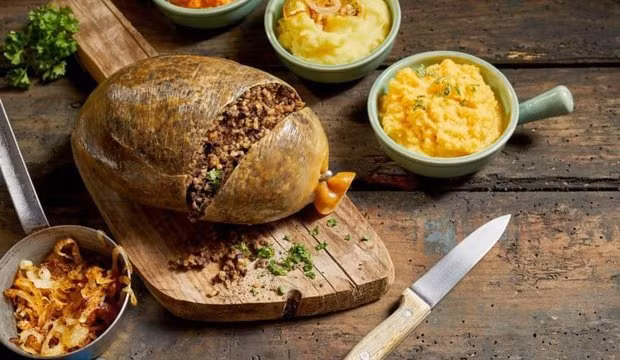 Người ta thường ăn cùng khoai tây nghiền, để tạo nên món ăn đậm hương vị Scotland.