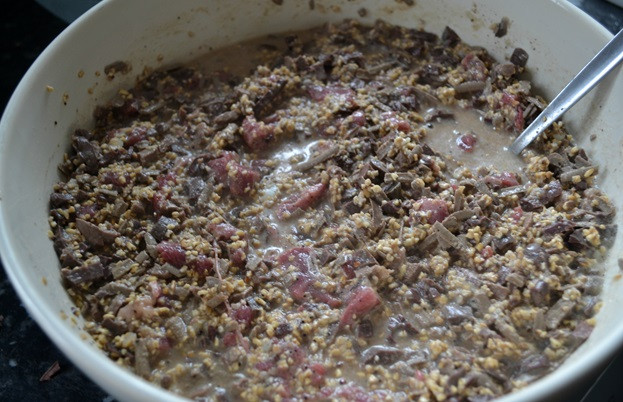 Nguồn gốc ra đời món ăn được cho là để tận dụng các phần bỏ đi của cừu, cũng như để bảo quản được lâu, nên nhồi vào dạ dày cừu, luộc chín.