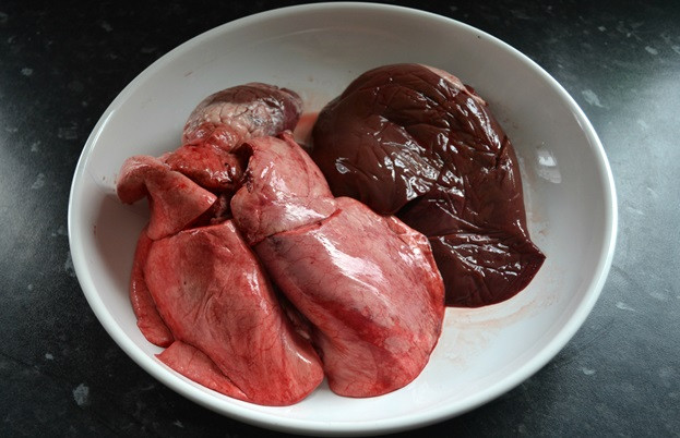 Các thành phần chính trong ruột món Haggis gồm tim, gan và phổi cừu sẽ được băm nhuyễn cùng hành tây, bột yến mạch và gia vị.