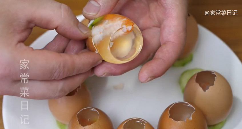 Khi thạch đông lại, có thể dễ dàng bóc vỏ từng quả trứng.