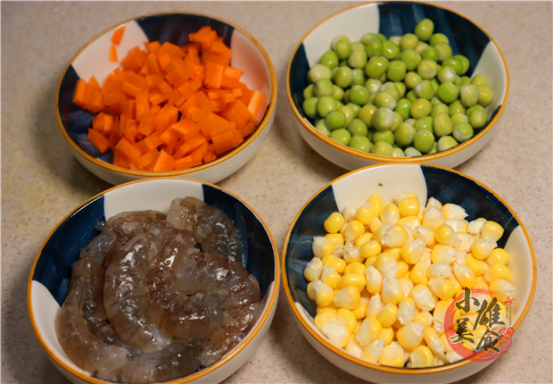 Nguyên liệu chuẩn bị: vỏ trứng tùy số lượng. Nhân: tôm làm sạch, ngô, đậu, cà rốt cắt nhỏ, túi bột làm thạch. Bạn có thể thay đổi nhân tùy sở thích