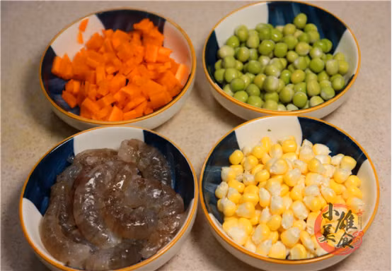 Nguyên liệu chuẩn bị: vỏ trứng tùy số lượng. Nhân: tôm làm sạch, ngô, đậu, cà rốt cắt nhỏ, túi bột làm thạch. Bạn có thể thay đổi nhân tùy sở thích