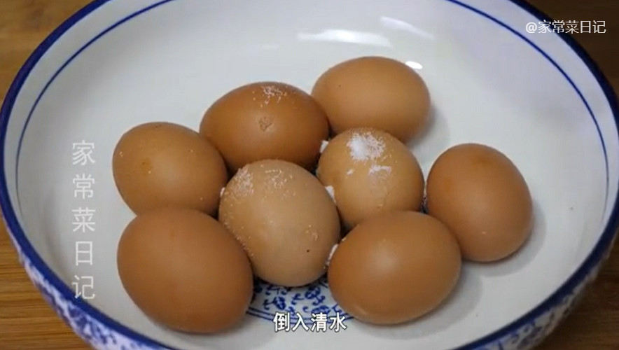 Có thể tích trữ vỏ trứng để dùng dần. Cho một chút muối vào cọ rửa vỏ trứng cho sạch, đề phòng còn dính phân gà có thể có khuẩn E.coli