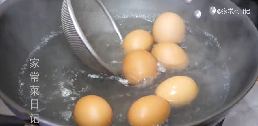 Sau đó ta cho vỏ trứng vào luộc với chút muối để làm sạch, chú ý để nước sôi làm sạch phần ruột trứng.