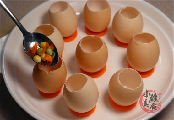 Ta đổ hỗn hợp nhân gồm các loại hạt, củ và tôm vào từng quả trứng.