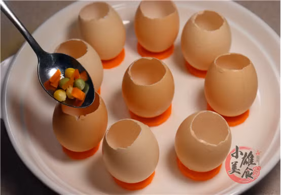 Ta đổ hỗn hợp nhân gồm các loại hạt, củ và tôm vào từng quả trứng.