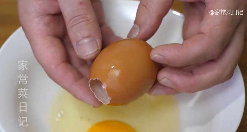 Đục lỗ nhỏ ở đầu nhỏ của quả trứng, đổ sạch lòng đỏ và trắng ra chế biến.