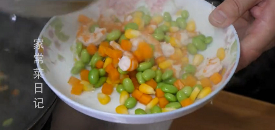 Đun sôi nước rồi cho các loại hạt, củ vào trần chín trong khoảng 3 phút, tiếp tục trần tôm chín, có thể cho vài lát gừng và chút rượu vào khử mùi tanh. Có thể cho thêm chút muối để hương vị đậm đà.