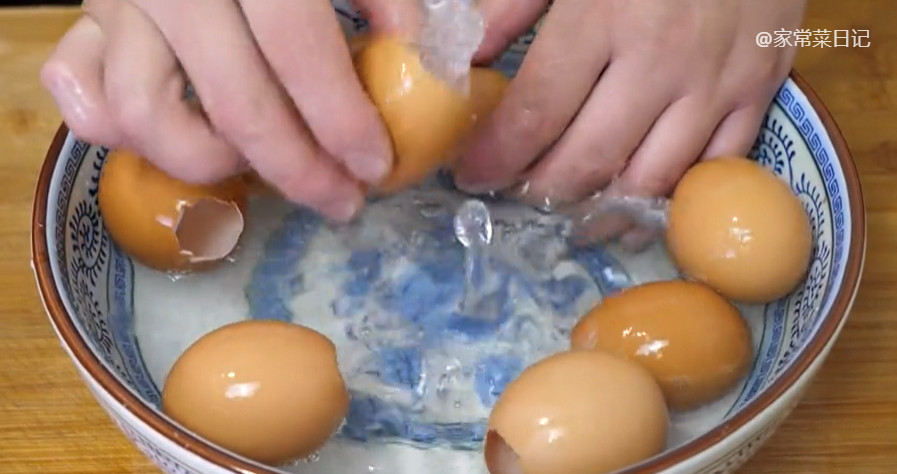 Sau đó cho vỏ trứng vào nước rửa sạch. Vỏ trứng sẽ còn được luộc sôi ở bước sau, nên bạn có thể yên tâm về độ sạch.