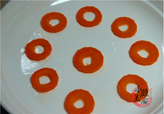 Thái cà rốt và đục lỗ nhỏ như trong hình để làm đế đặt trứng thẳng đứng.