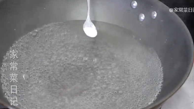 Cho khoảng 500ml nước (cho 10 quả trứng) vào đun sôi, nêm nếm muối, đường cho vừa vặn, đổ vào khoảng 30g bột làm thạch, quấy đều, đun sôi tắt bếp.