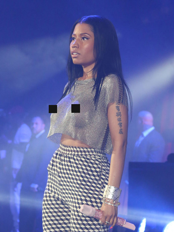 Nicki Minaj lộ vòng một như 2 chiếc bát úp.