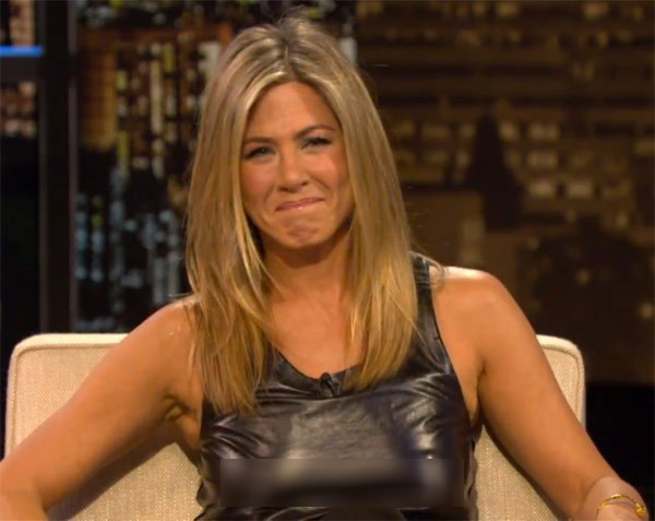 Jennifer Aniston thường khá kín đáo, nhưng vẫn dính sự cố lộ vòng một.