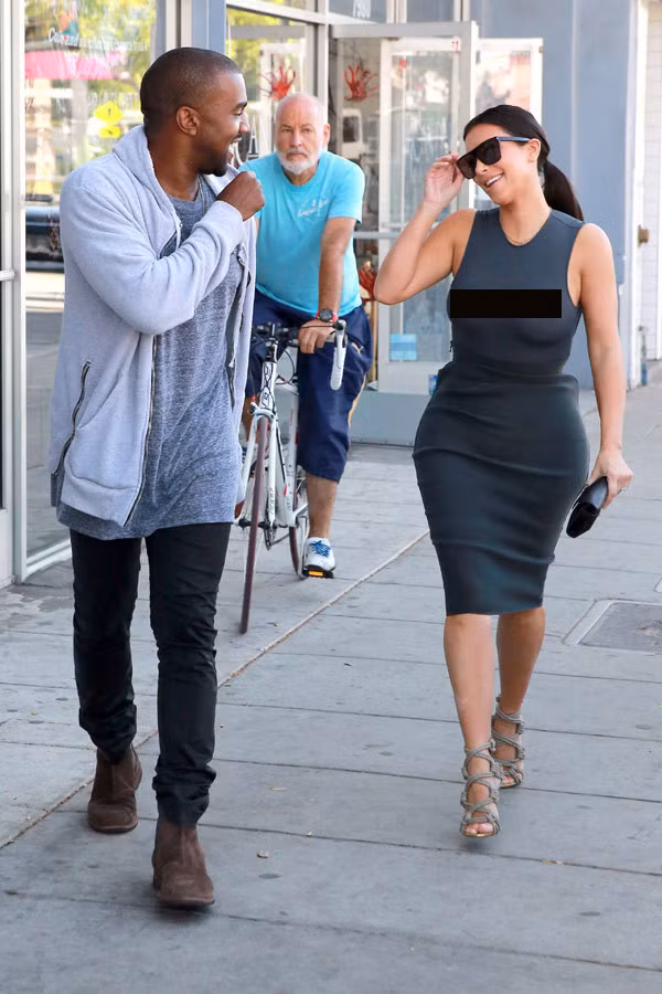 Kim Kardashian thường xuyên nói không với nội y, khoe trọn vẹn những đường cong cơ thể, kể cả khúc cong vòng một.