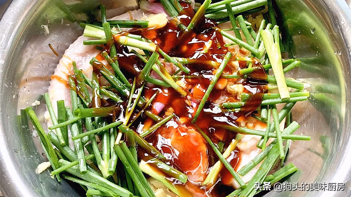 Cắt hành thành từng khúc, tỏi băm, gừng băm. Cho thịt vào nồi, đổ hành, gừng, tỏi vào. Sau đó cho dầu hào, dầu ăn và rượu nấu ăn vào. Không cần thêm muối vì sau đó đổ nước sốt đã đủ vị.