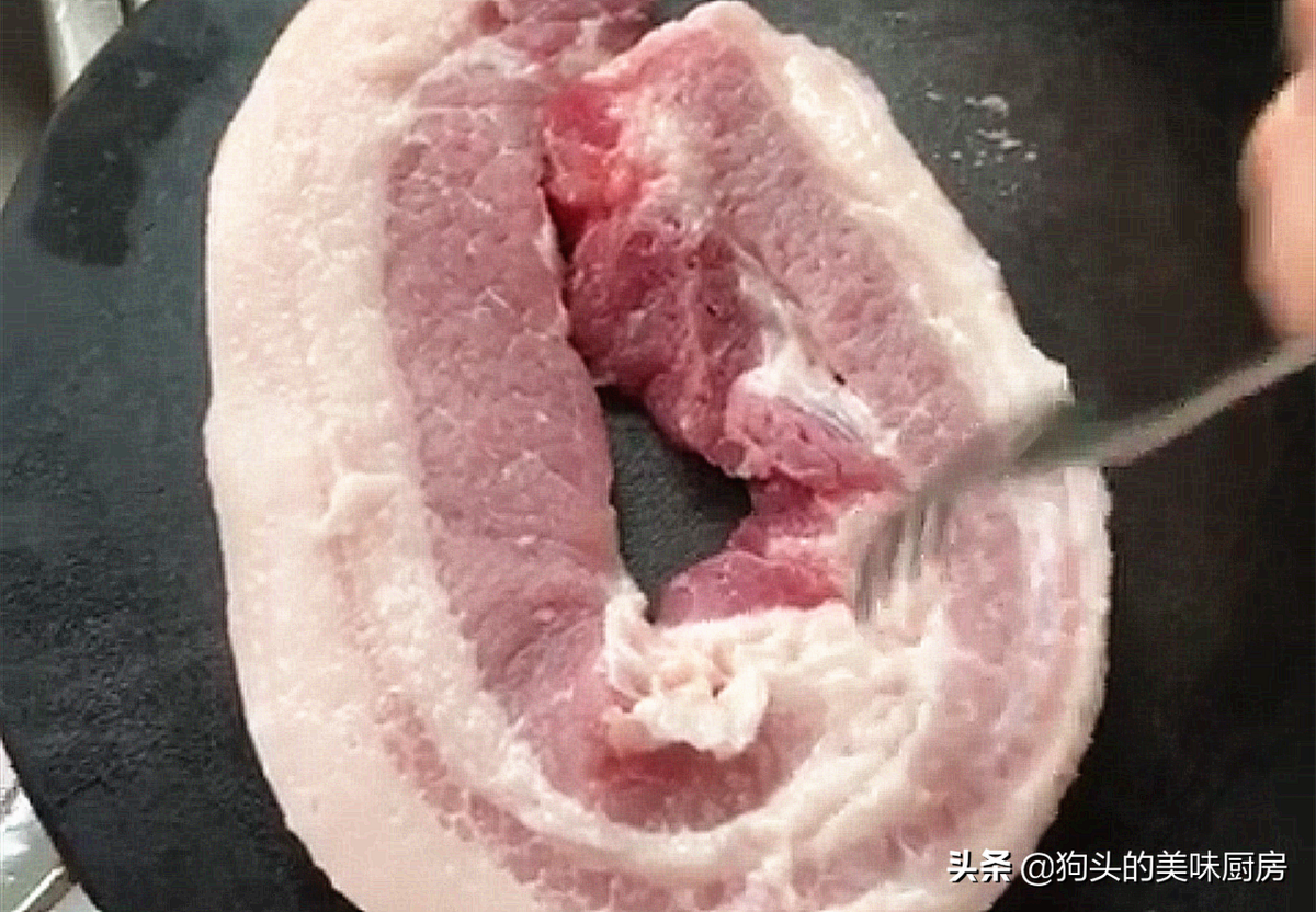 Thịt rửa sạch, để ráo, dùng một chiếc dĩa cắm nhiều điểm vào 2 mặt, giúp nấu nhanh ngấm gia vị.