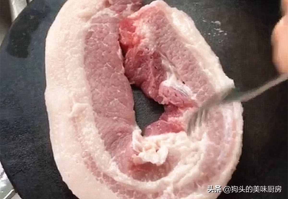 Thịt rửa sạch, để ráo, dùng một chiếc dĩa cắm nhiều điểm vào 2 mặt, giúp nấu nhanh ngấm gia vị.