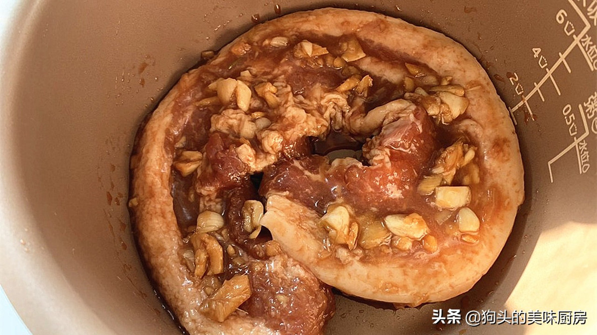 Sau khi ướp, cho vào nồi cơm điện, đậy nắp lại và nhấn nút nấu.