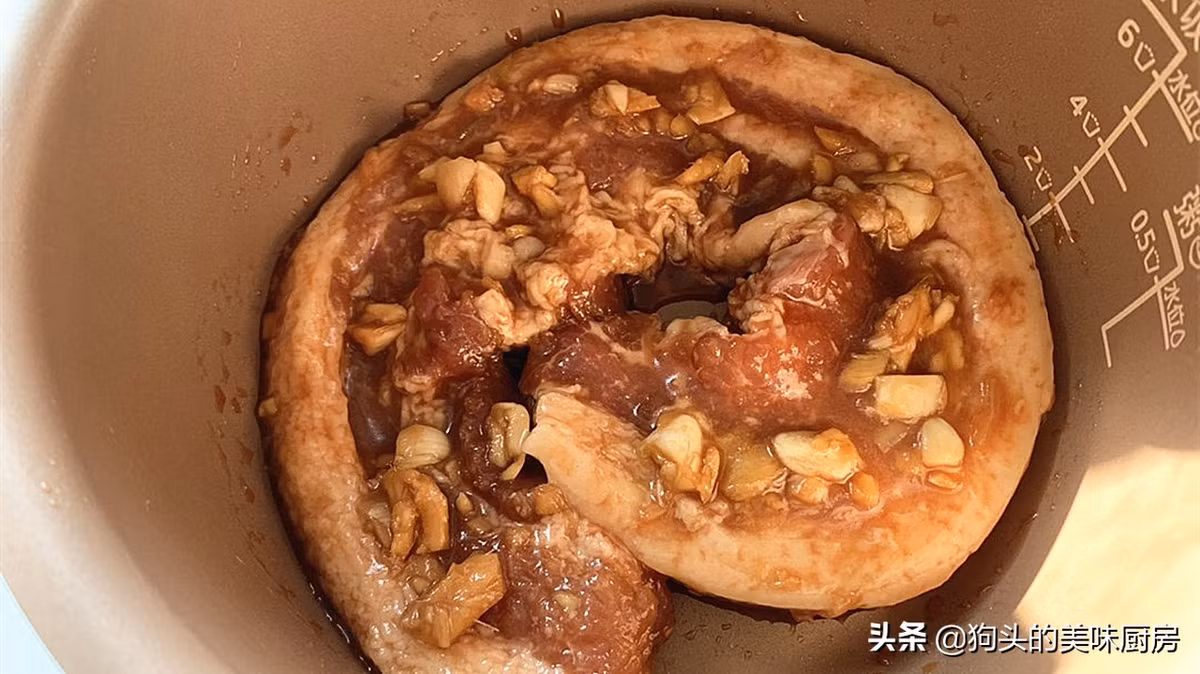 Sau khi ướp, cho vào nồi cơm điện, đậy nắp lại và nhấn nút nấu.