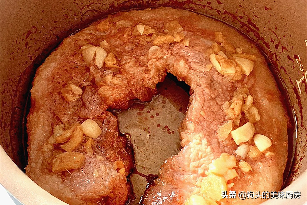 Sau khi hết thời gian ướp, lấy nước sốt ra, phết đều toàn bộ miếng thịt và ướp thêm 1 tiếng nữa.