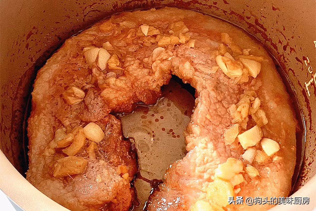 Sau khi hết thời gian ướp, lấy nước sốt ra, phết đều toàn bộ miếng thịt và ướp thêm 1 tiếng nữa.