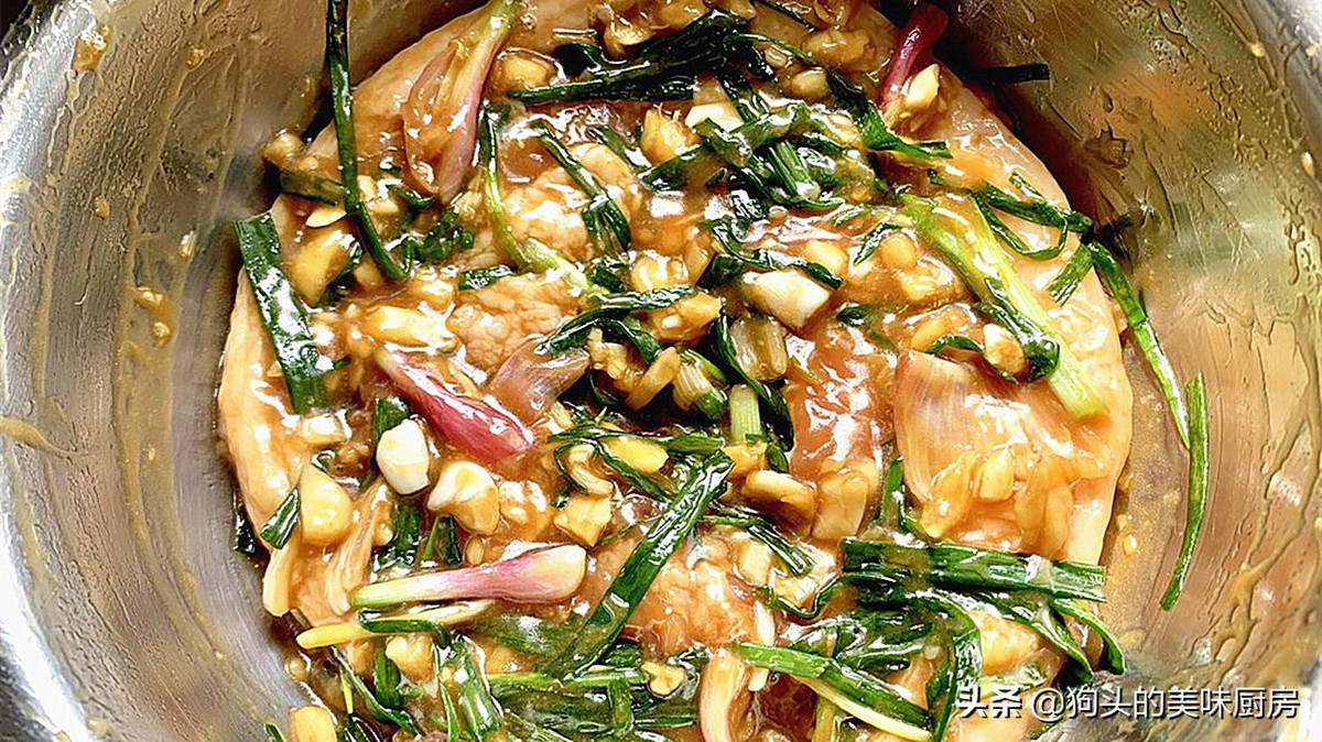 Đeo bao tay vào, trộn đều các nguyên liệu với thịt, ướp trên 2 tiếng, tốt nhất nên để trong tủ lạnh.