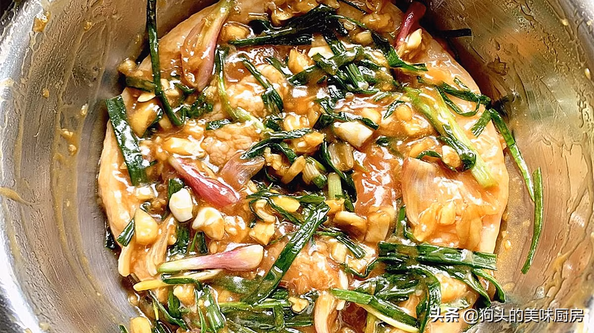 Đeo bao tay vào, trộn đều các nguyên liệu với thịt, ướp trên 2 tiếng, tốt nhất nên để trong tủ lạnh.