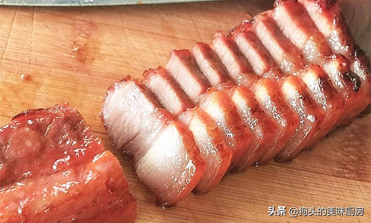 Sau khi nồi cơm nhảy ta có thể bắc ruột nồi ra để nguội, cắt miếng thịt không bị nóng, vị thơm đẫm.