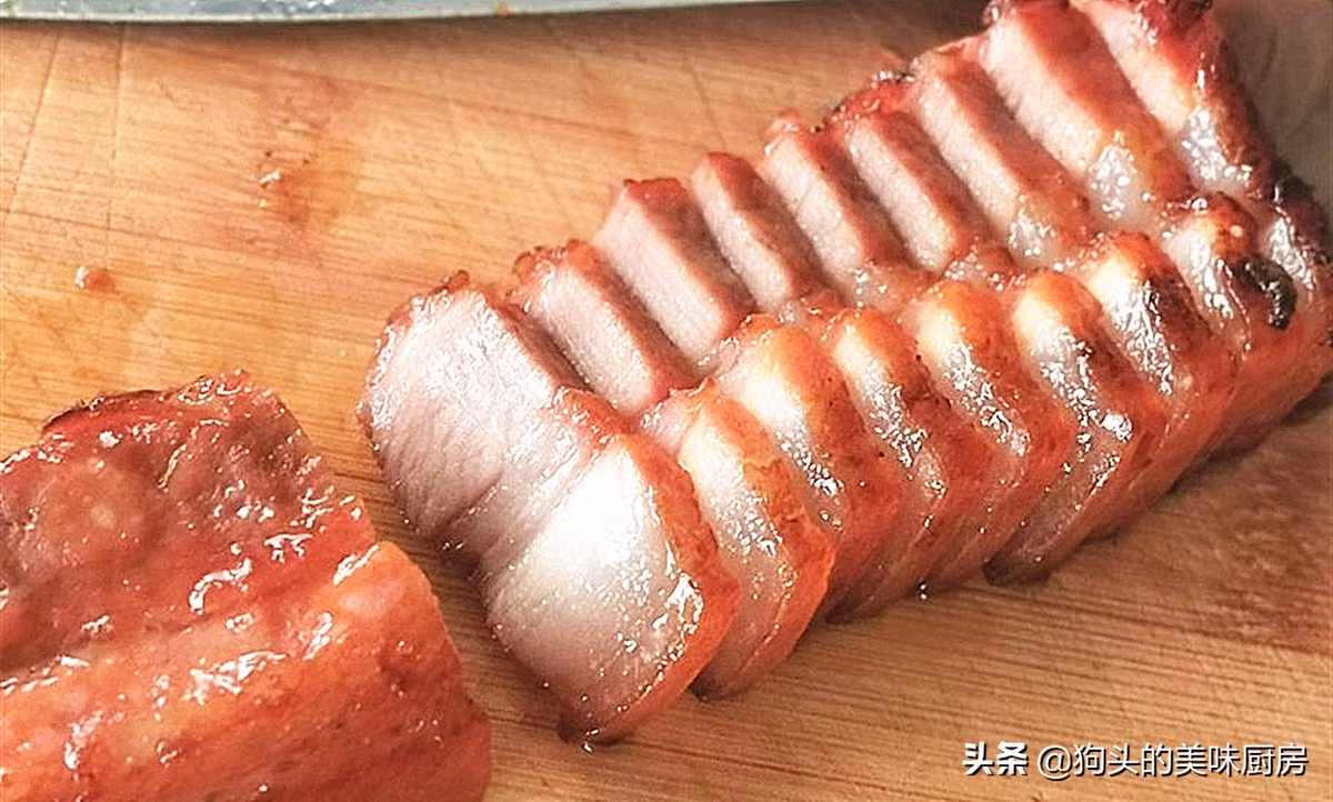 Sau khi nồi cơm nhảy ta có thể bắc ruột nồi ra để nguội, cắt miếng thịt không bị nóng, vị thơm đẫm.