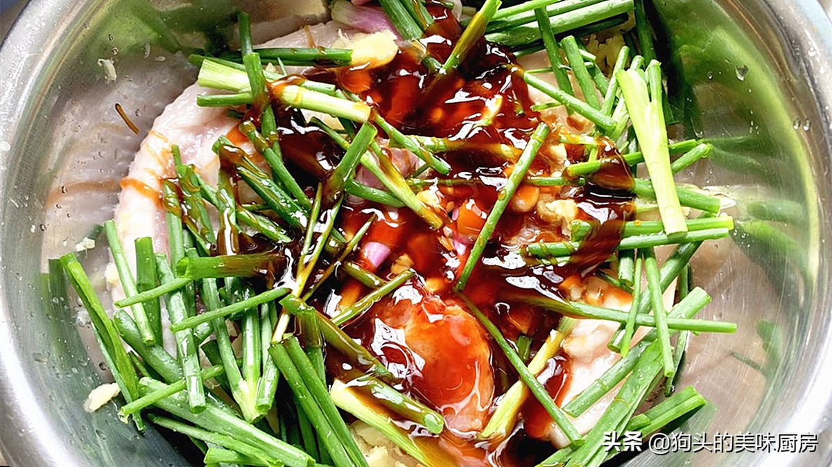 Nguyên liệu: 500 gam thịt ba chỉ, 2 miếng gừng, 3 củ hành lá, 1 củ tỏi, dầu hào, rượu nấu ăn, nước sốt thịt heo nướng (sốt xá xíu), dầu ăn.