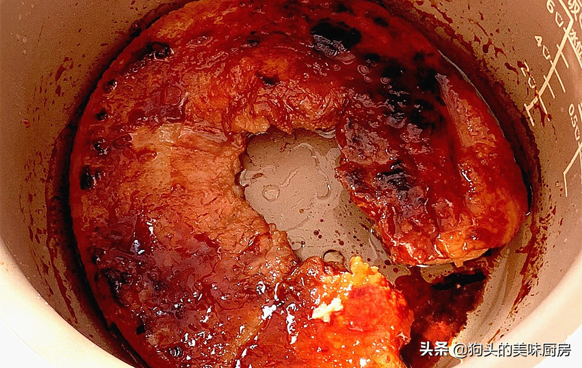 Khi nồi cơm nhảy (hoặc báo chín) mở nắp nồi, gắp tỏi băm và gừng bên trong ra, lật miếng thịt lại, đậy nắp lại và tiếp tục nhấn nút nấu