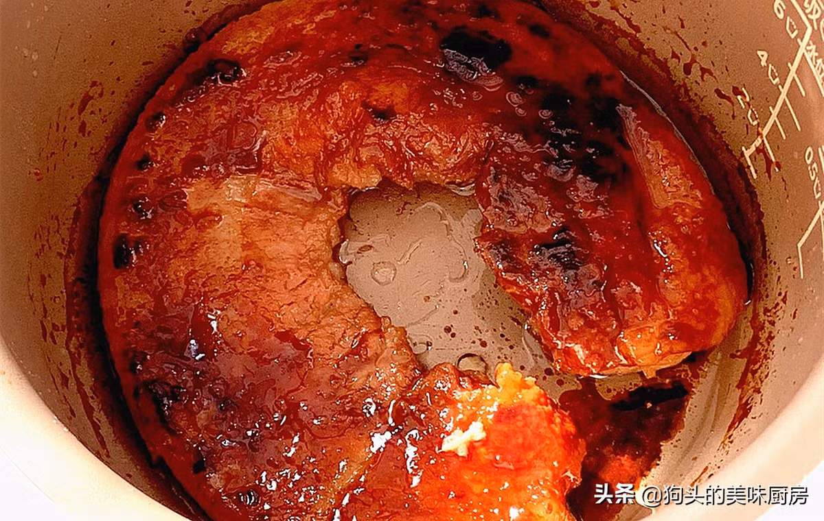 Khi nồi cơm nhảy (hoặc báo chín) mở nắp nồi, gắp tỏi băm và gừng bên trong ra, lật miếng thịt lại, đậy nắp lại và tiếp tục nhấn nút nấu