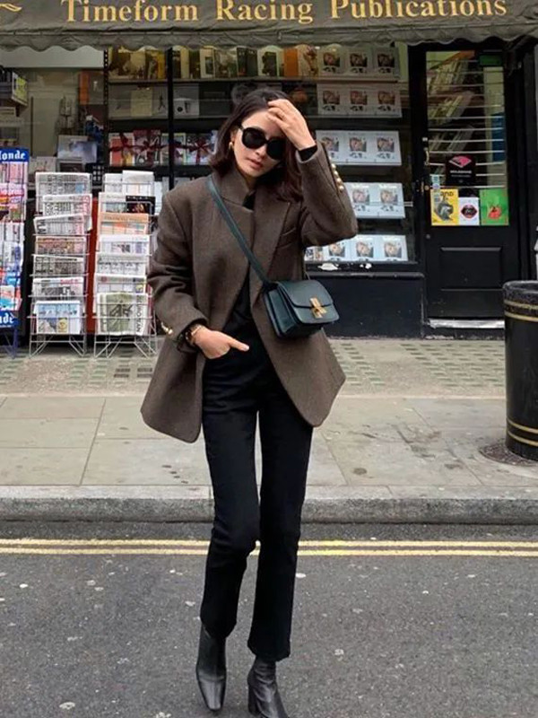 Không những vậy, xu hướng thời trang mặc đồ form rộng còn mang lại vẻ ngoài cá tính, phóng khoáng, không hề gò bó.