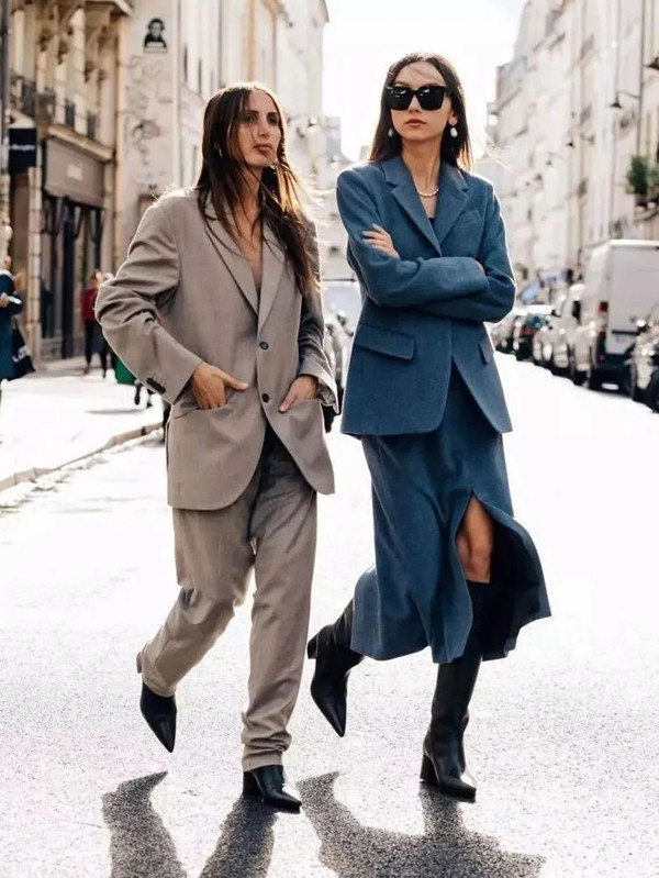 Khi chọn suit, chị em nên chú ý chọn thiết kế dáng rộng, cắt xẻ để form bớt cứng nhắc. Nhờ vậy, người mặc cũng có thể phô diễn những khoảng hở thú vị. Ảnh: Sohu, IT