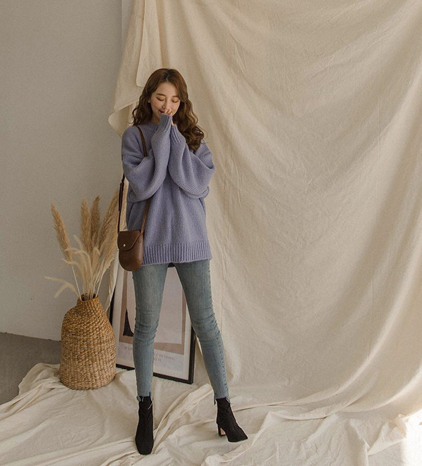 Nếu yêu thích vẻ năng động, bạn gái có thể mặc áo len oversize với skinny, legging.