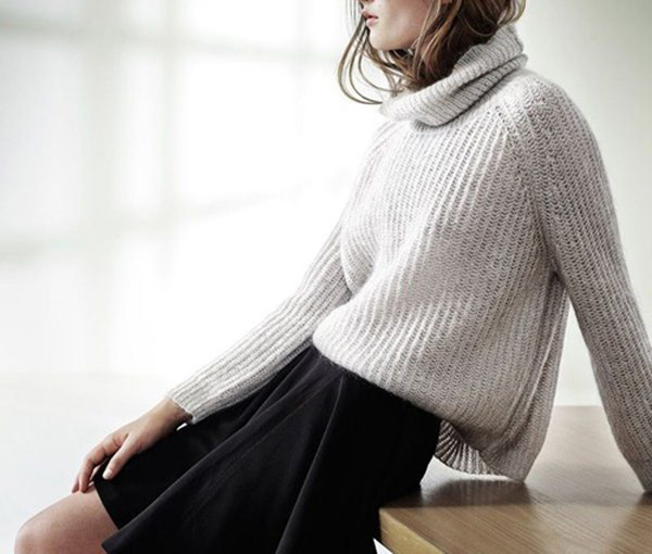 Thời trang thu đông không thể thiếu sự góp mặt của những chiếc áo len. Thay vì những món đồ ôm sát như trước. Giờ đây, kiểu áo len oversize ngày càng được ưa chuộng vì dễ mặc, ngầu và dễ mix&amp;match.