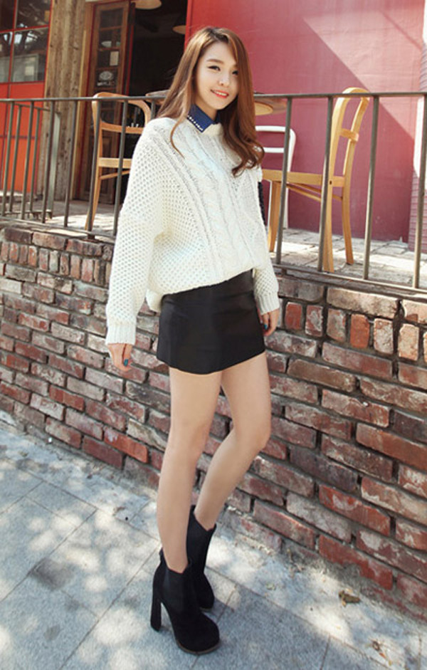 Áo len dáng rộng với váy ngắn còn mang lại vẻ đẹp hoài cổ, để lộ đôi chân thon dài nhiều người ngưỡng mộ.