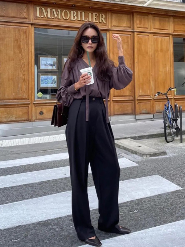 Những trang phục form rộng xuất hiện ngày càng nhiều nơi phố phường. Ưu điểm của trang phục form rộng là khiến người mặc trông gầy hơn, vừa giấu được phần vai rộng, bắp tay to – điều mà đồ bó sát khó có thể làm được.