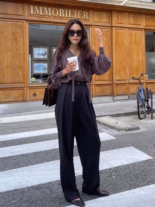 Những trang phục form rộng xuất hiện ngày càng nhiều nơi phố phường. Ưu điểm của trang phục form rộng là khiến người mặc trông gầy hơn, vừa giấu được phần vai rộng, bắp tay to – điều mà đồ bó sát khó có thể làm được.