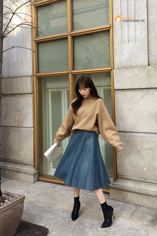 Với những cô nàng thích vẻ nhẹ nhàng, áo len oversize kết hợp với chân váy rất đáng thử. Ưu điểm nổi bật của cách phối này là hack dáng rất tốt, khiến người mặc trông gầy hơn.