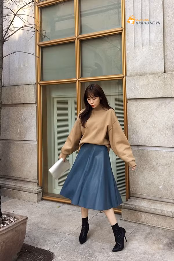 Với những cô nàng thích vẻ nhẹ nhàng, áo len oversize kết hợp với chân váy rất đáng thử. Ưu điểm nổi bật của cách phối này là hack dáng rất tốt, khiến người mặc trông gầy hơn.