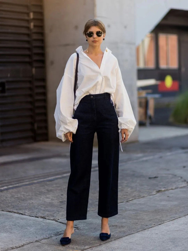 Với phụ nữ trung niên, phong cách giấu quần sẽ không phù hợp. Thay vào đó, người mặc có thể kết hợp áo sơ mi với quần tây hoặc quần suông. Cách mặc này vừa đơn giản vừa dễ dàng di chuyển, đem lại sự quyến rũ phi giới tính được nhiều người hướng tới.