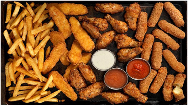 Chất béo chuyển hóa có ưu điểm là tạo vị giòn, dễ bảo quản nên được sử dụng một cách rộng rãi trong các thực phẩm đóng gói, thực phẩm chiên rán trong nhà hàng.