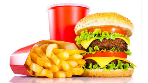 Vậy nhưng, chuyên gia tiết lộ chất béo chuyển hóa gây hại sức khỏe mạch máu cao hơn nhiều so với đường và muối. Theo ước tính của WHO, hơn 500.000 ca tử vong do bệnh tim mạch mỗi năm có liên quan đến chất béo chuyển hóa.