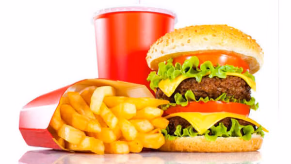 Vậy nhưng, chuyên gia tiết lộ chất béo chuyển hóa gây hại sức khỏe mạch máu cao hơn nhiều so với đường và muối. Theo ước tính của WHO, hơn 500.000 ca tử vong do bệnh tim mạch mỗi năm có liên quan đến chất béo chuyển hóa.