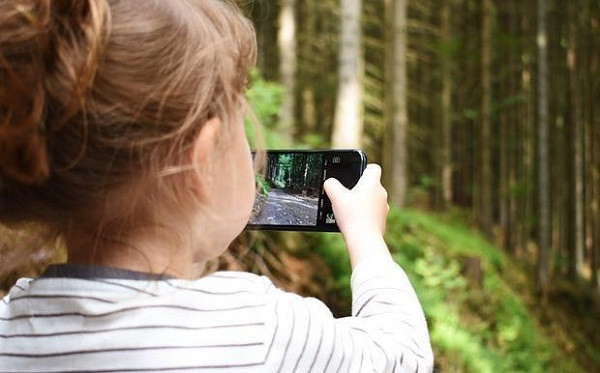 Me lo tay lam 1 viec, be trai om dau ra di tuc tuoi