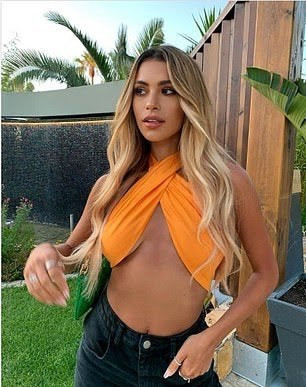 Hotgirl người Anh Joanna Chimonides nóng bỏng với wrap top màu cam.