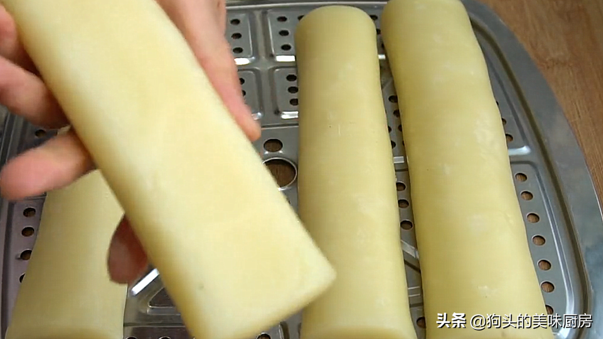 Nhấc các dải bột ra, để trên giá thoát nước.